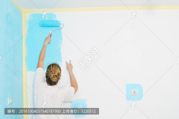 少婦用漆輥畫墻