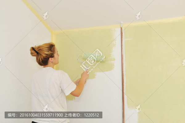 家裝：年輕女性用漆輥畫墻