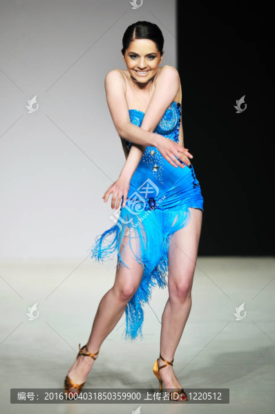 時(shí)尚秀女人走