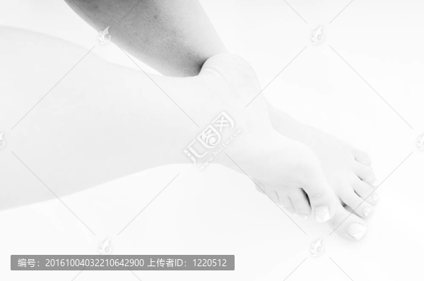 女人光著腳