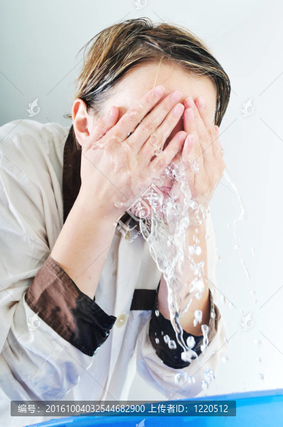 女人的臉洗