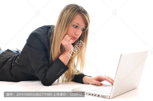 女孩在筆記本電腦上工作