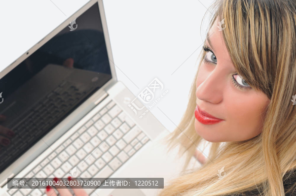 女孩在筆記本電腦上工作