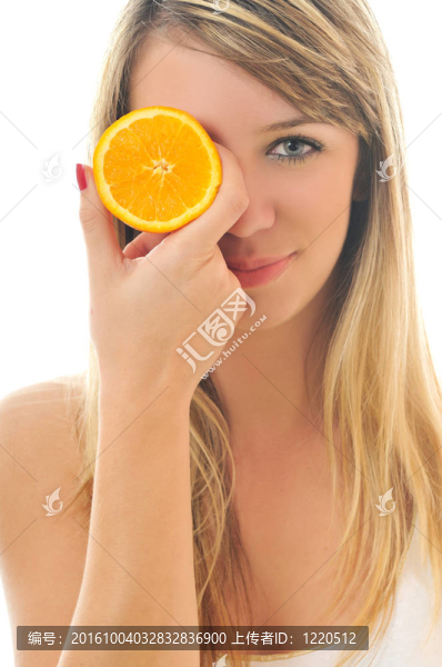 在白色的橙色上隔離的女人