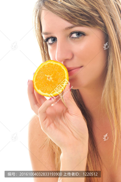 在白色的橙色上隔離的女人