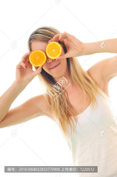 在白色的橙色上隔離的女人