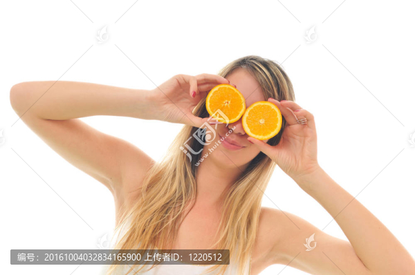 在白色的橙色上隔離的女人