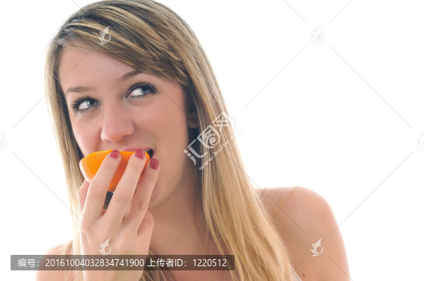 在白色的橙色上隔離的女人