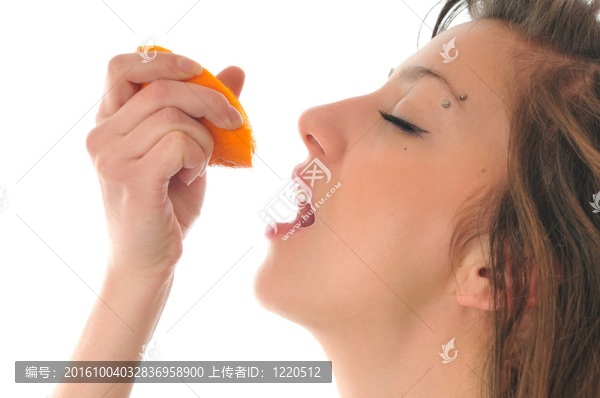在白色的橙色上隔離的女人