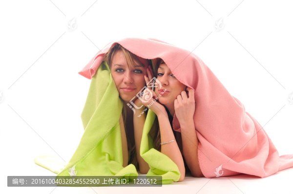 毯子下的年輕女孩微笑