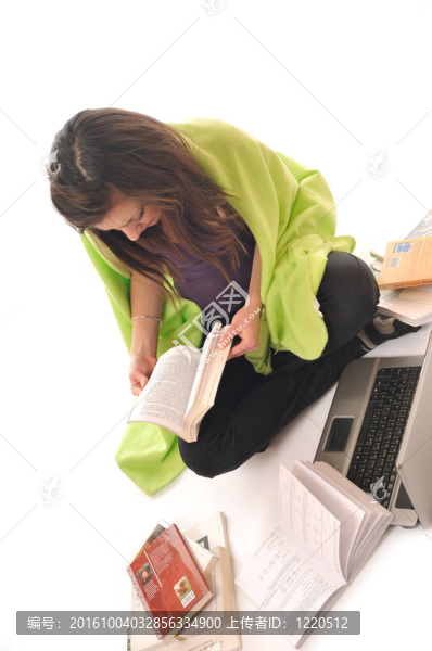 年輕女孩在筆記本電腦上工作