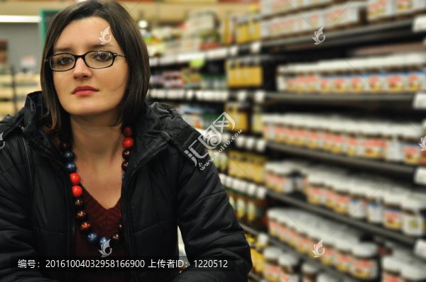 年輕的女人在購物