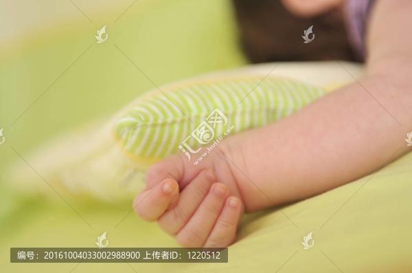 年輕的母親和嬰兒放松