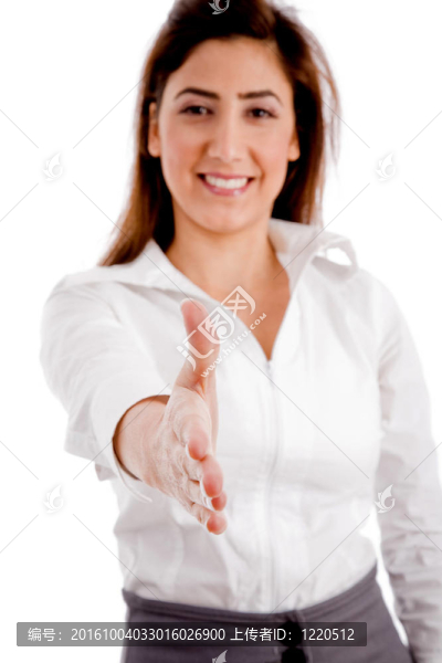 正面微笑的女性提供握手