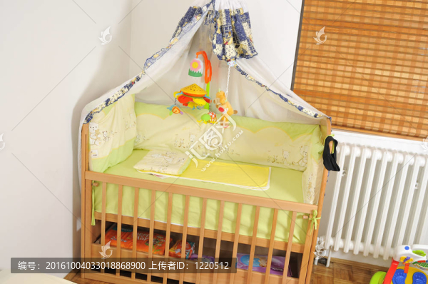 嬰兒床與豐富多彩的玩具室內(nèi)