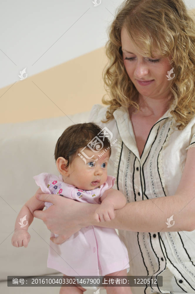 快樂的母親和嬰兒