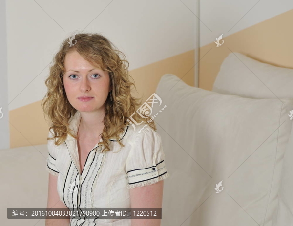 年輕的金發(fā)女人的肖像