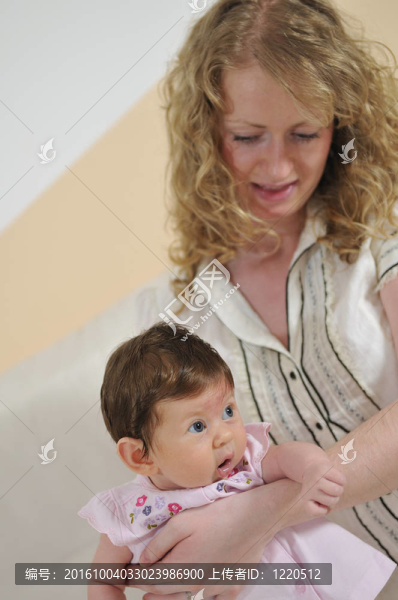 快樂的母親和嬰兒