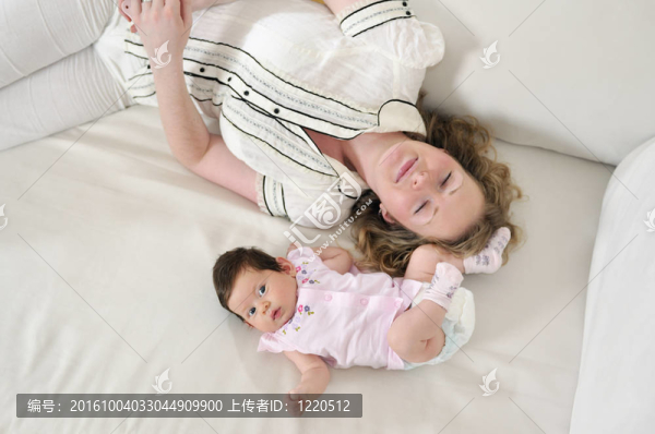 美麗的年輕媽媽小小babbeautiful金發(fā)年輕的媽媽和可愛的寶寶