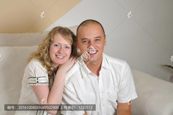 幸福的年輕夫婦微笑