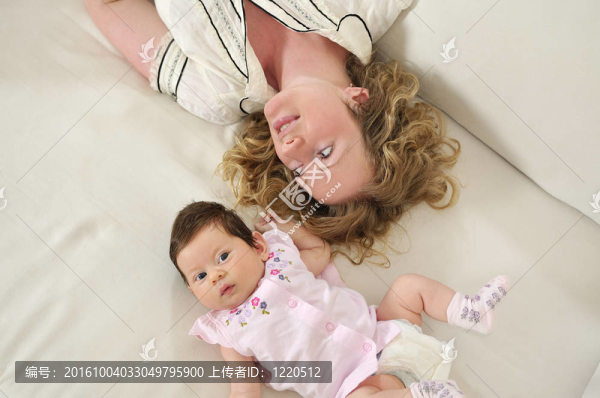 年輕漂亮的媽媽帶著小寶貝
