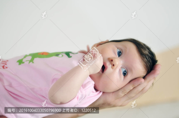 快樂的年輕的家庭和可愛的小嬰兒室內(nèi)人像