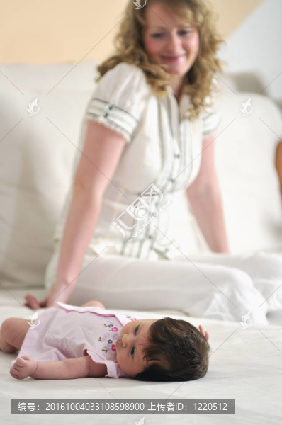 年輕的母親和嬰兒放松