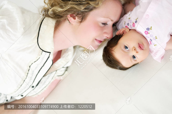 年輕的母親和嬰兒放松