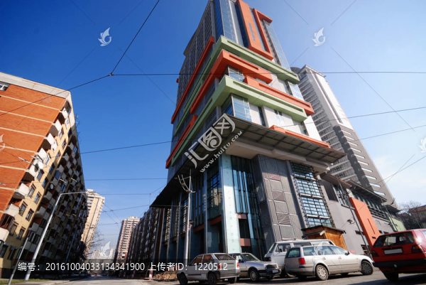 現(xiàn)代建筑在晴朗的天空和清澈的藍天