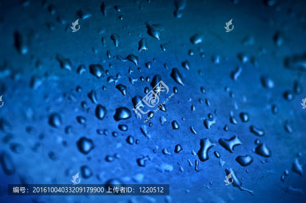 在水槽里濺起
