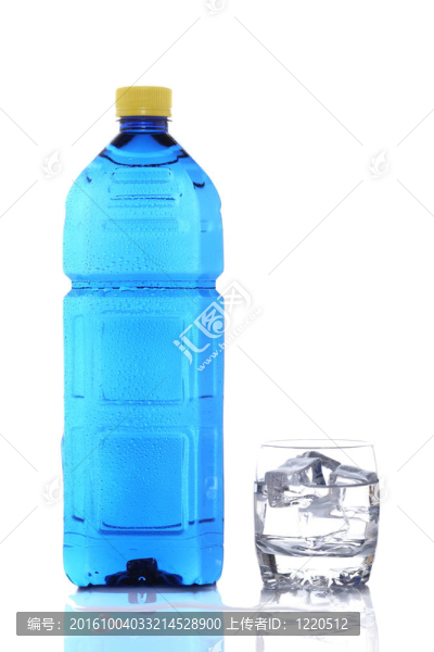 帶有水滴的礦泉水瓶和玻璃