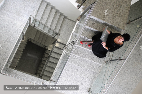 在筆記本電腦上工作的高級(jí)女士