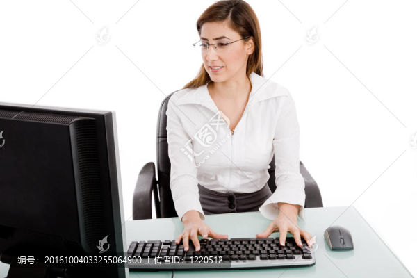 在電腦上工作的女人的肖像