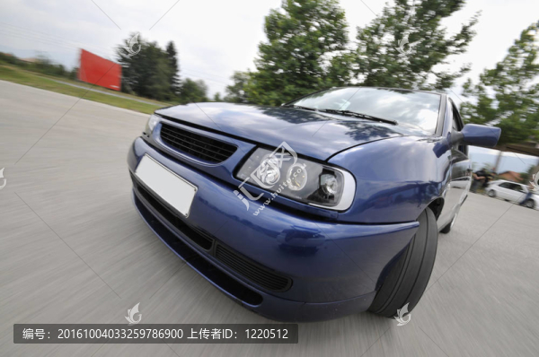 具有運動模糊的快速車