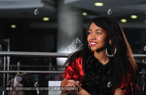 穿紅衣服的女人微笑業(yè)務(wù)-匯圖網(wǎng) www.fosd68.com 穿紅衣服的女人微笑業(yè)務(wù)