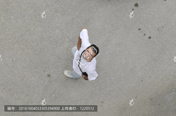 年輕人抬頭