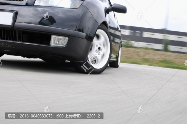 具有運(yùn)動(dòng)模糊的快速車(chē)