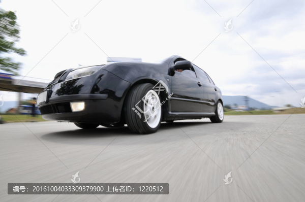 具有運動模糊的快速車