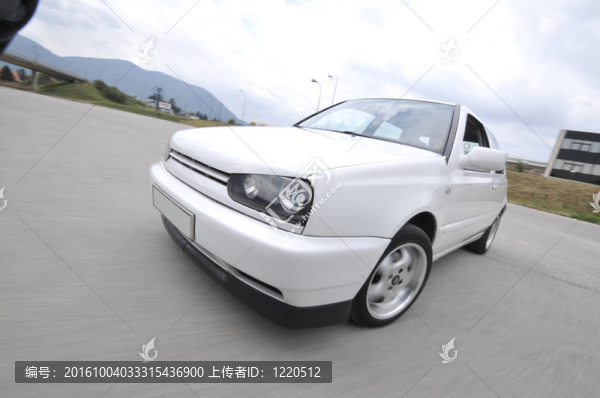具有運(yùn)動(dòng)模糊的快速車
