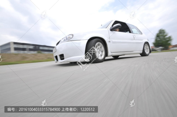 具有運(yùn)動模糊的快速車