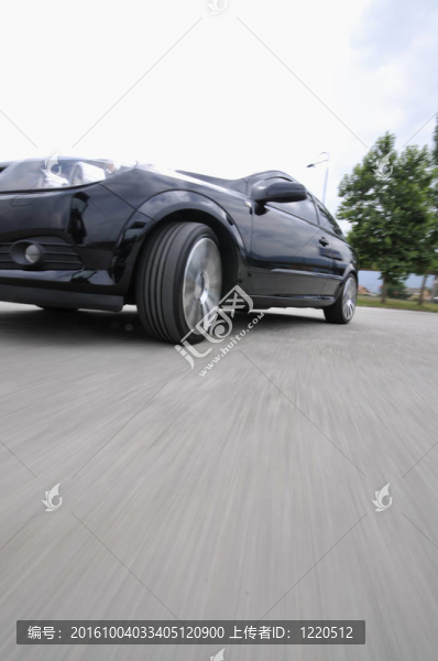 具有運動模糊的快速車