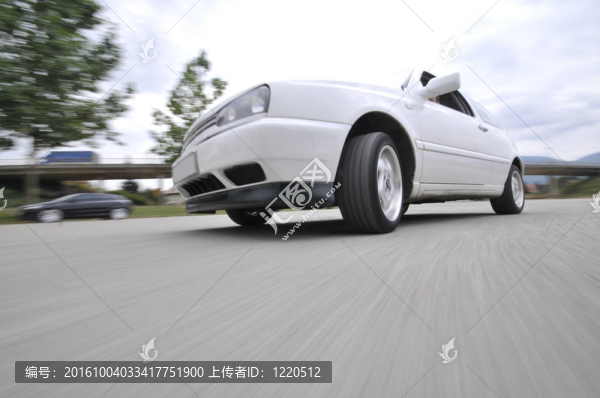 具有運動模糊的快速車