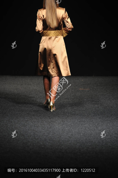 時(shí)裝秀的女人-匯圖網(wǎng) www.fosd68.com 時(shí)裝秀的女人