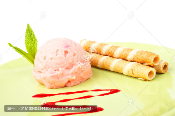 美味的覆盆子冰淇淋