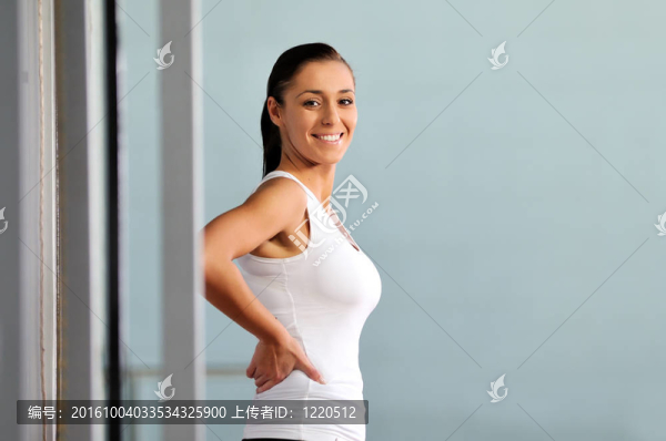 練習健身和健身的年輕女子
