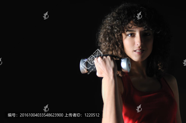 啞鈴健身俱樂(lè)部鍛煉的年輕女人