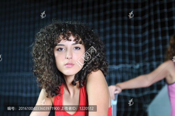 年輕的女人rerlaxing健身鍛煉