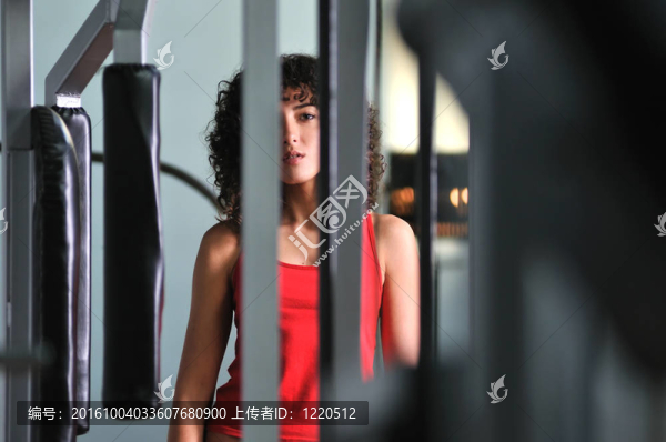 練習(xí)健身和健身的年輕女子