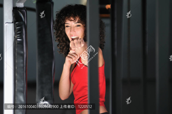 練習健身和健身的年輕女子