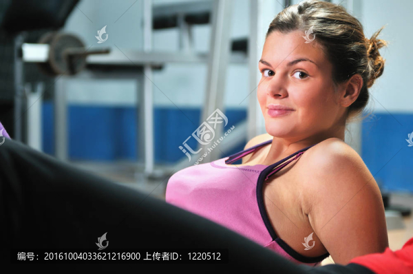 練習(xí)健身和健身的年輕女子